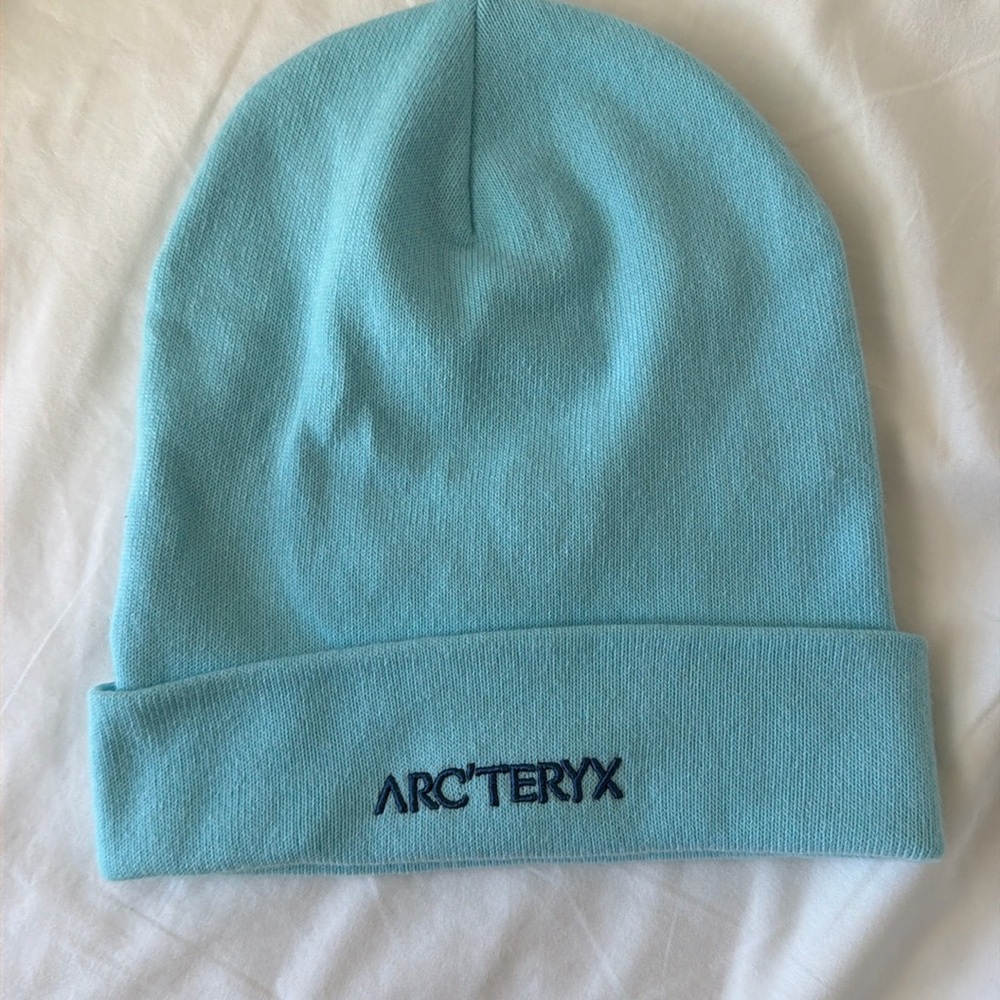 Arc’teryx blue beanie excellent condition
